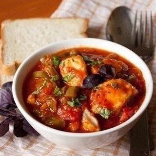 Ингредиенты:  - филе куриной грудки - 500 г 
- мука - 1 ст. л. 
- соль и перец по вкусу 
- лук репчатый - 2 шт 
- чеснок - 4 зуб. 
- перец болгарский - 2 шт (лучше взять разного цвета) 
- томаты (можно взять томаты в собственном соку) - 400 г 
- томатная паста 2 ст. л. (Если берете томаты в собственном соку, то паста не нужна) 
 
Приготовление: 
1. Курицу вымыть и нарезать небольшими кусочками (2х2см). Поперчить и посолить. 
2. Добавить муку и хорошо размешать. 
3. На сковороде разогреть 2 ст.ложки растительного масла и обжаривать филе 5-7 минут. Отложить в мисочку. 
4. Чеснок нарезать небольшими кусочками, либо выдавить через пресс. 
5. Лук нарезать полукольцами. 
6. Перец нарезать соломкой. 
7. Томаты очистить от кожицы, добавить 2 ст.ложки томатной пасты и приготовить томатное пюре с помощью блендера. 
8. На сковороде, где жарилось филе, пережарить лук с чесноком 4-5 минут. 
9. Добавить перец и жарить еще 5 минут. 
10. Добавить отложенное филе. 
11. Влить томатное пюре, довести до кипения и тушить 20-25 минут. 
12. При подаче по желанию посыпаем зеленью. 
Приятного аппетита!🥰