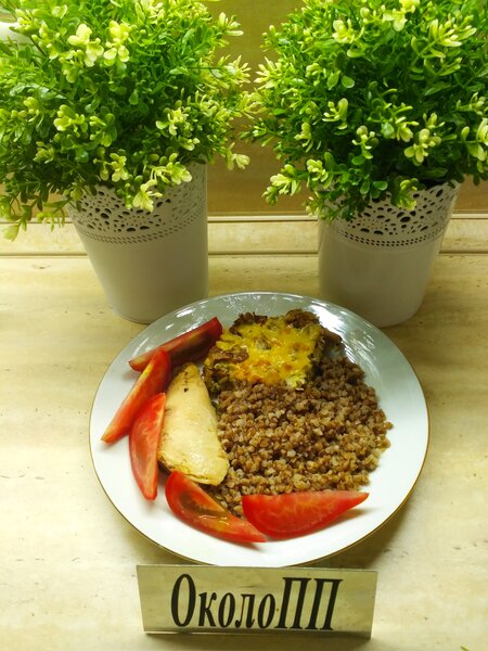 Фото обеда: гречка, куриная запеканка, грудка и помидор