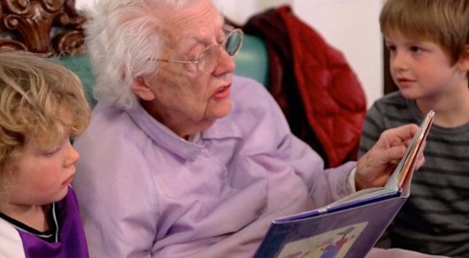 Дети с бабушкой