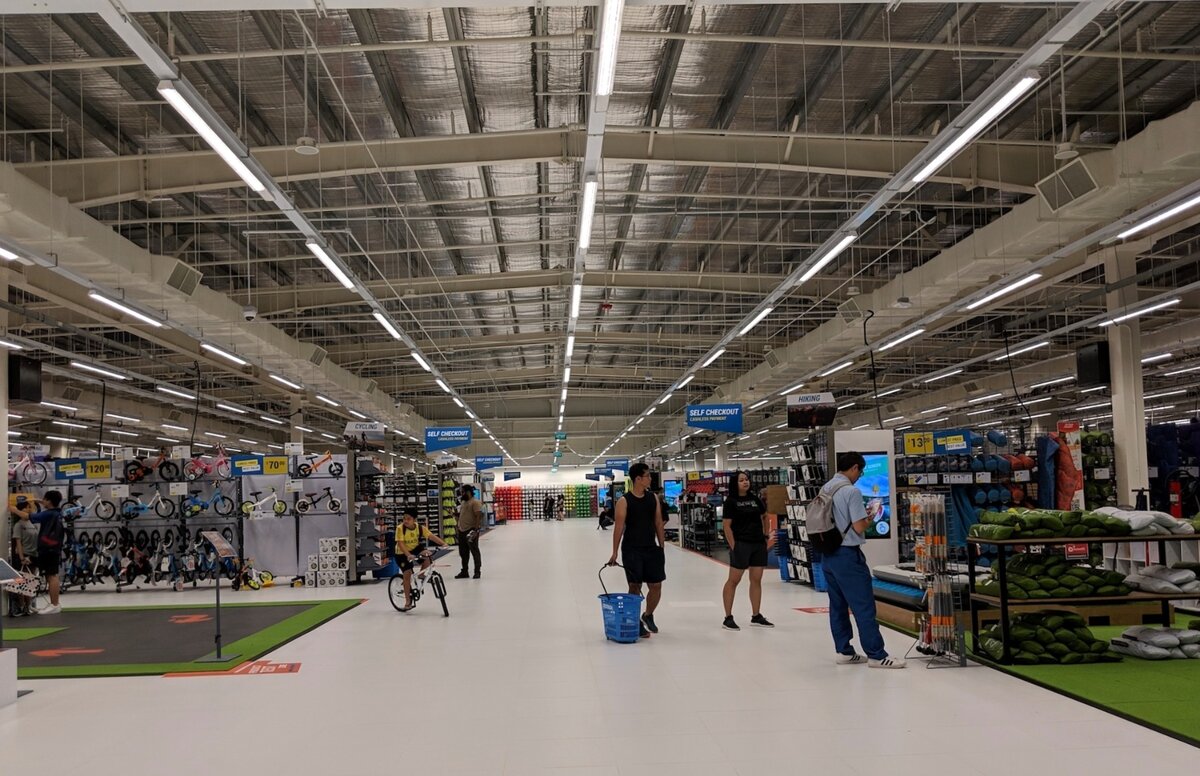 Внутри магазина, центральная аллея