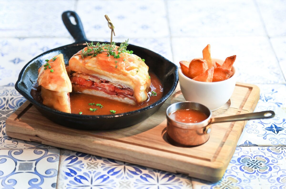 Это фото из ресторана (адрес внизу). Другие фотографии Порто - для создания атмосферы))