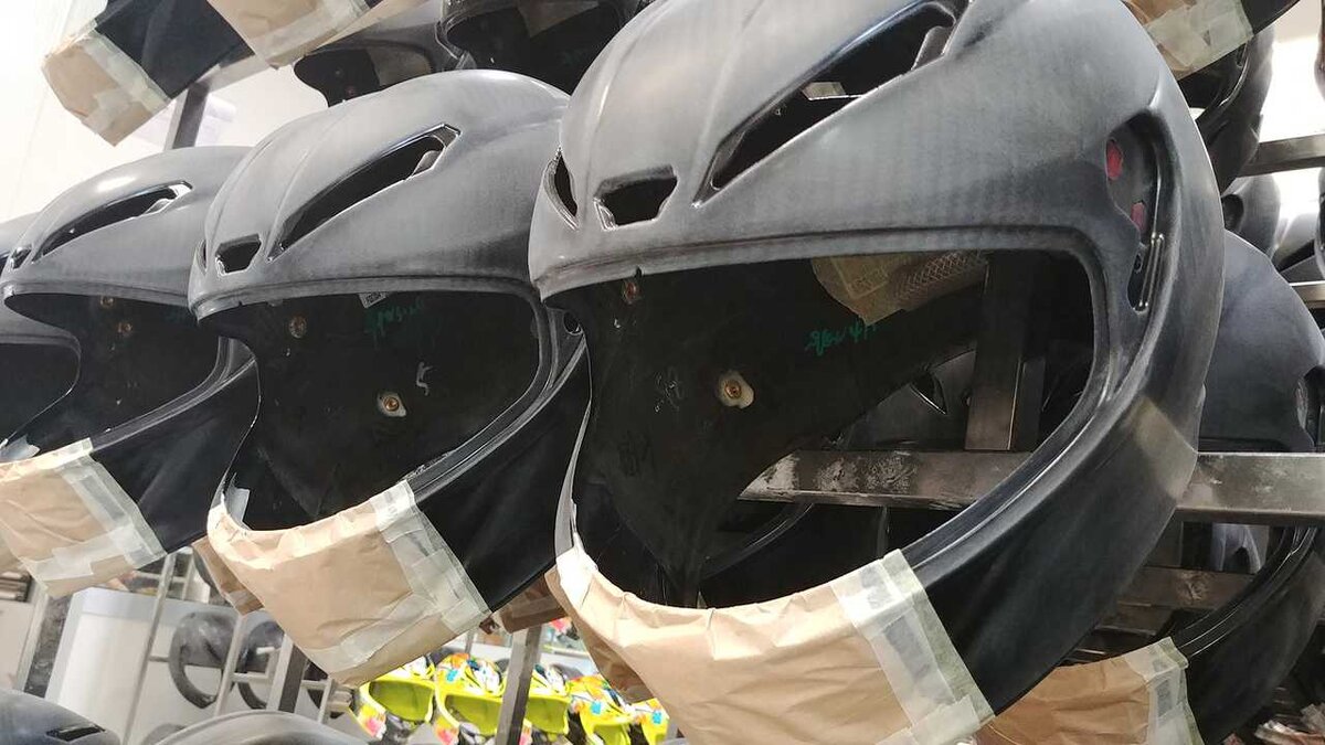 Мотошлемы перед краской