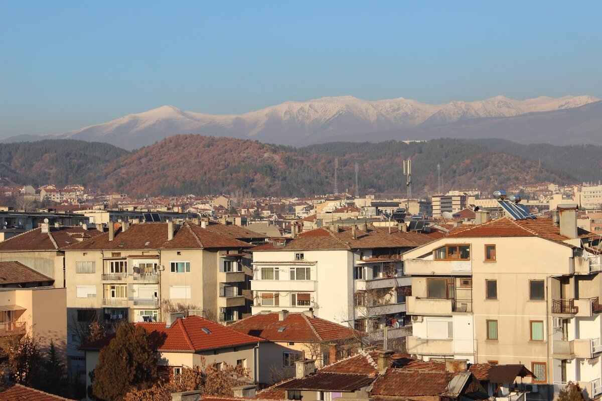 Декабрь 2018 года, вид на город и горы Рила. Фото из личного архива автора