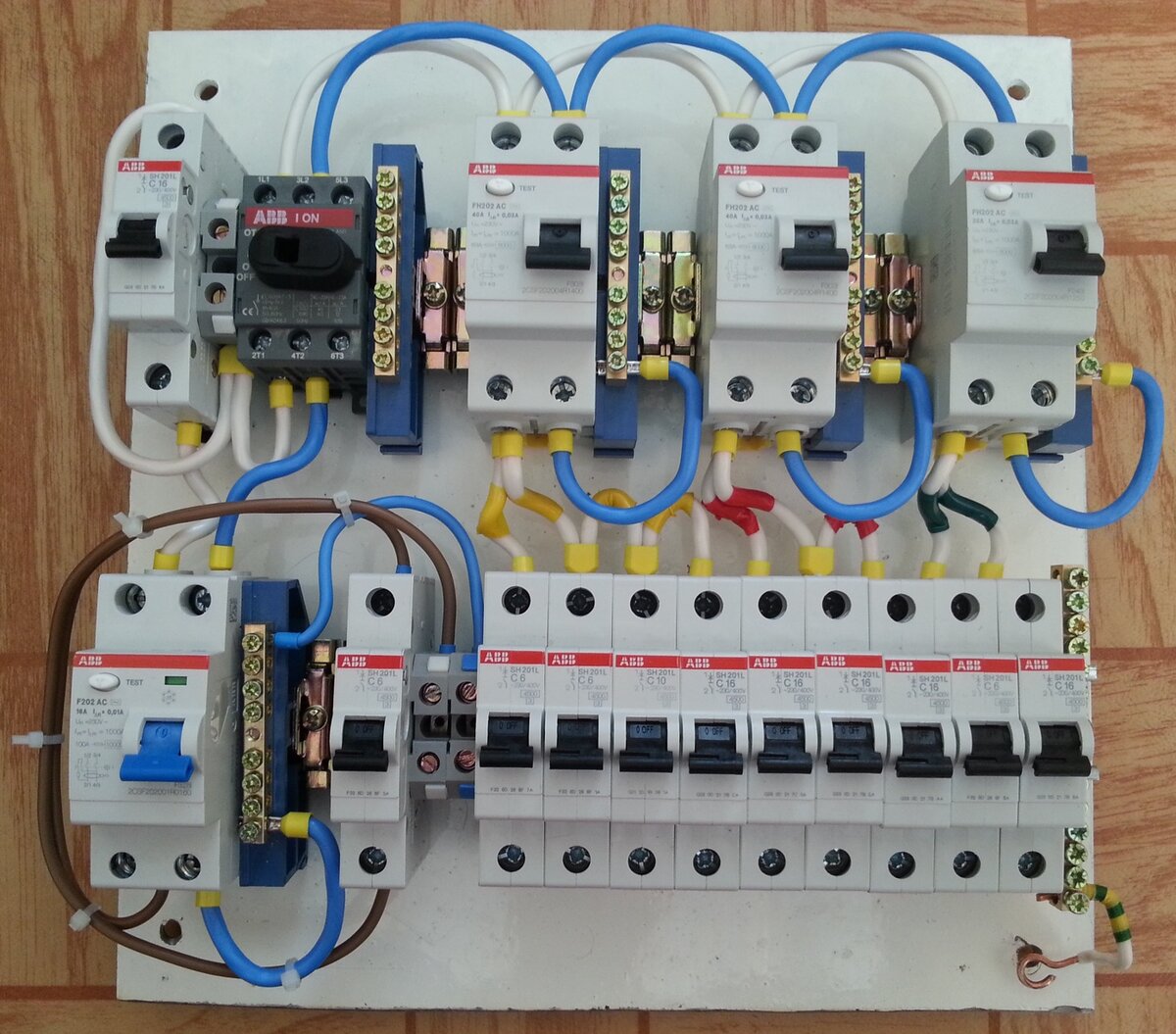 Бытует мнение, что электрощиток собрать сможет даже дилетант! | Скотч всему  голова! | Дзен