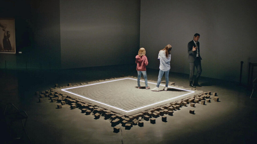 Кадр из фильма «Квадрат»