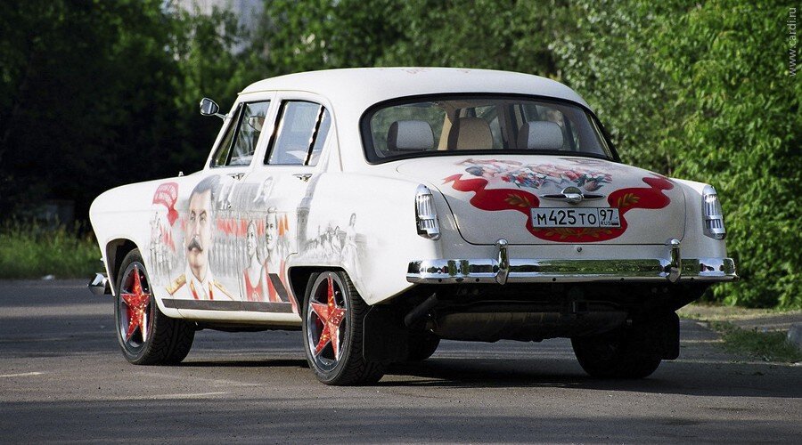 Все кузовные элементы, в том числе остекление, произведены специально для этого автомобиля. Колесные диски - не исключение. 