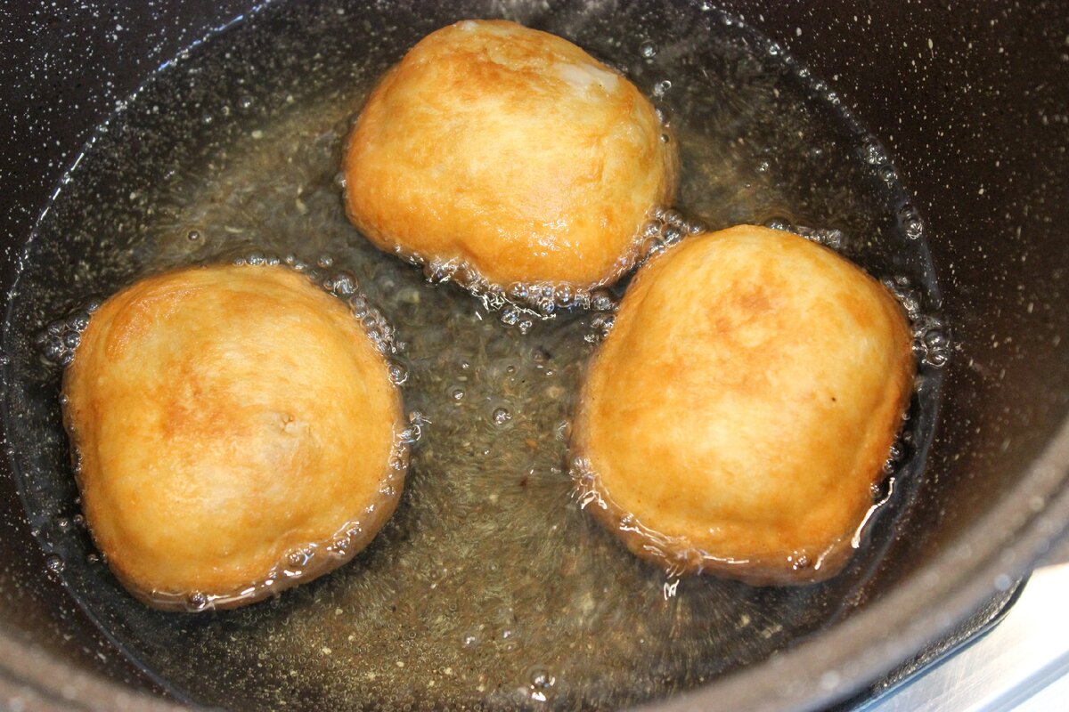 Беляши жареные в масле. Беляши с мясом. Беляш в масле. Беляши в масле в кастрюле. Пирожки с мясом во фритюре.