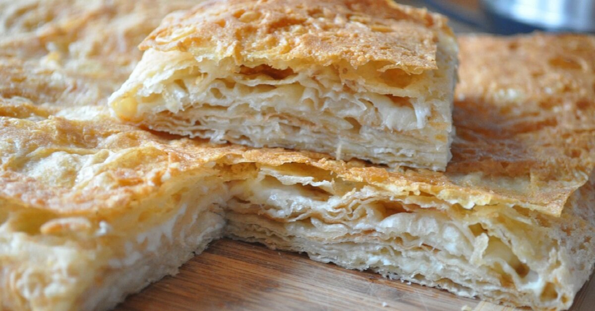 Ленивый слоёный пирог с сыром. Ингредиенты:  300 грамм творога,200 грамм твёрдого сыра,300 грамм молока,4 средних яйца,200 грамм лаваша(упаковка). Приготовление: взбиваем яйца и молоко,добавляем творог и натёртый твёрдый сыр,режим небольшими кусочками весь лаваш.Всё хорошо перемешиваем и выливаем в смазанную  маслом форму.Выпекаем при температуре 200 градусов 20 минут.Всё охлаждаем и едим.Хорошо подходит на завтрак или первый перекус.Получается очень вкусно и сытно.По желанию можно добавить немного копчённой грудинки для пикантности.Приятного аппетита!!                                                                                                                                  