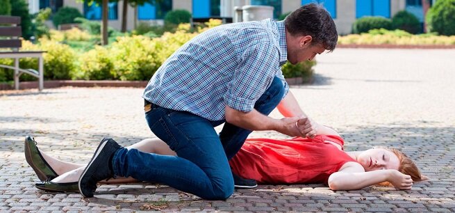 
Когда пациент падает на землю и у него начинаются судороги конечностей и всего тела, все понятно, а как распознать легкую степень припадка, а самое главное предотвратить ее?