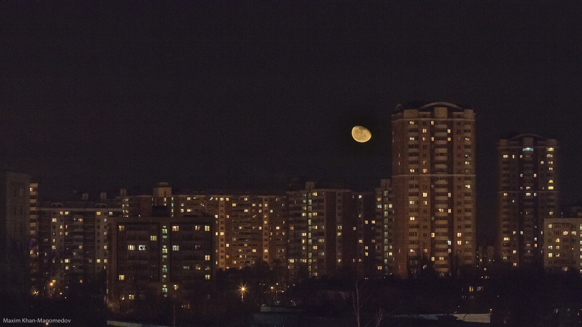 Луна над городом