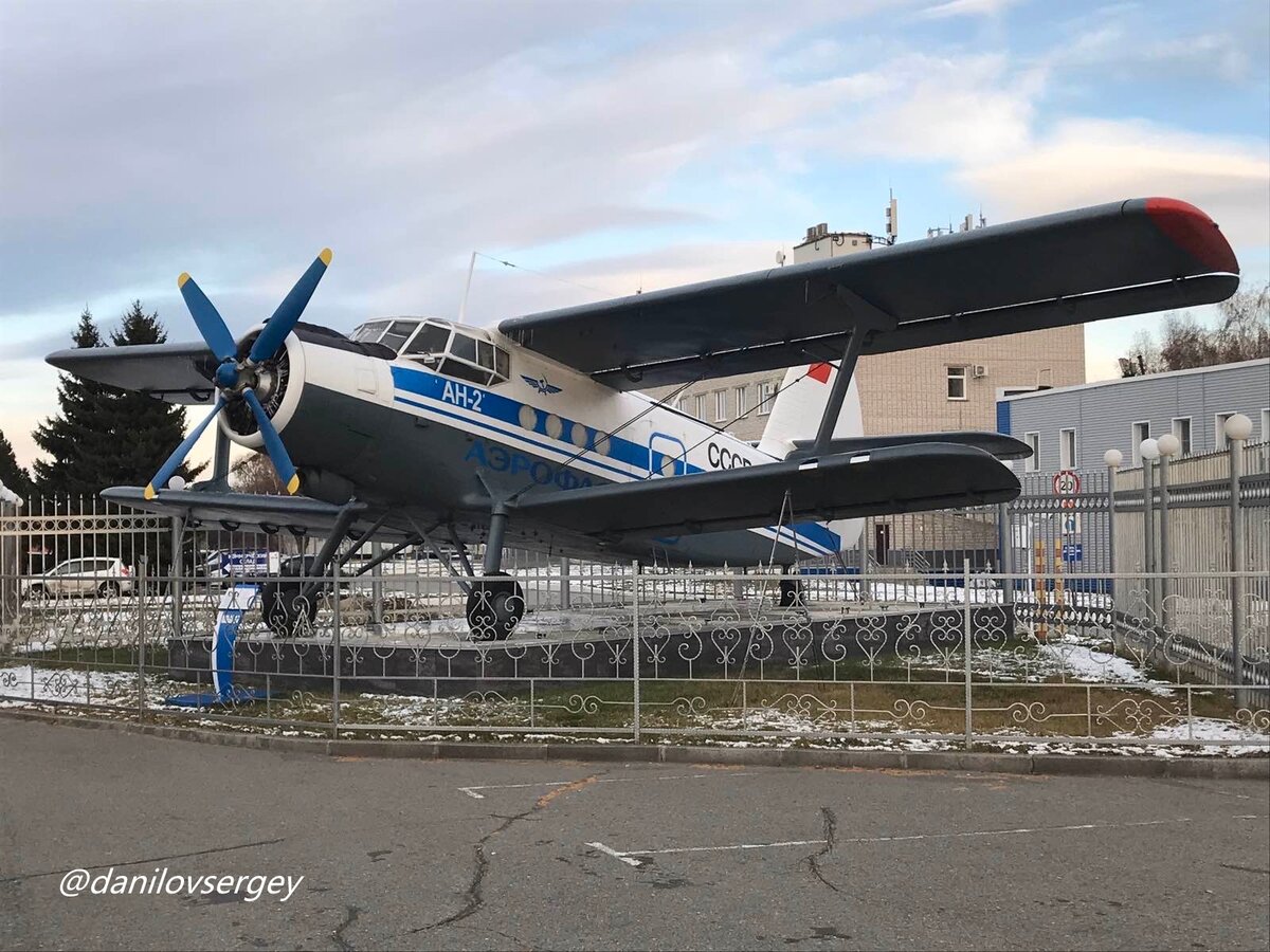 Самолет барнаул. Ан2 в аэропорту Барнаул. АН 2 В барнаульском аэропорту. АН-2 памятник. Памятник самолету АН 2 В Барнауле.