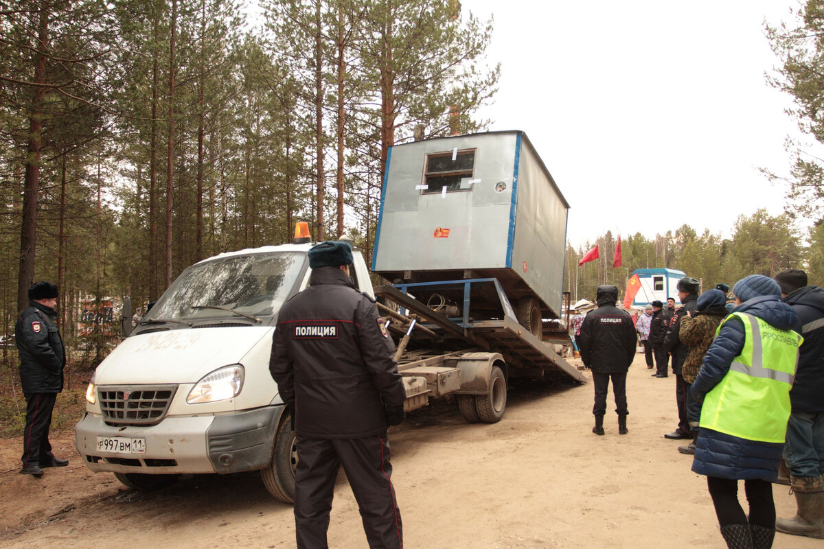 Полиция эвакуирует вагончик с поста "Переправа".