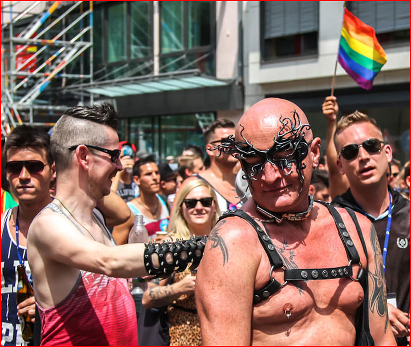 вдв против лгбт. степан путило гейпарад. чем жить пидорасом. пидорский парад. нетрадиционная ориентация.