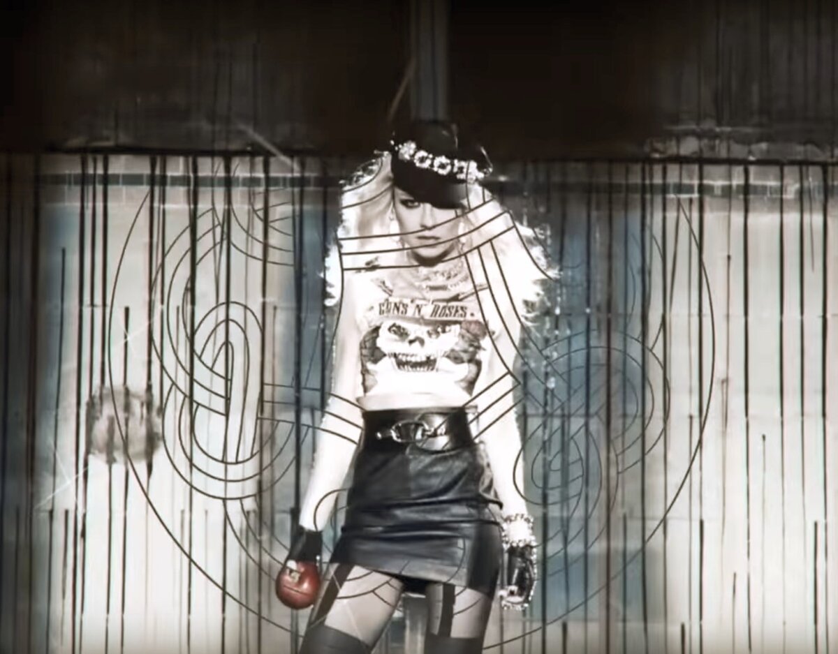 Кепка на голове специально приспущена с одной стороны чтобы закрыть один глаз, показав таким образом глаз Гора