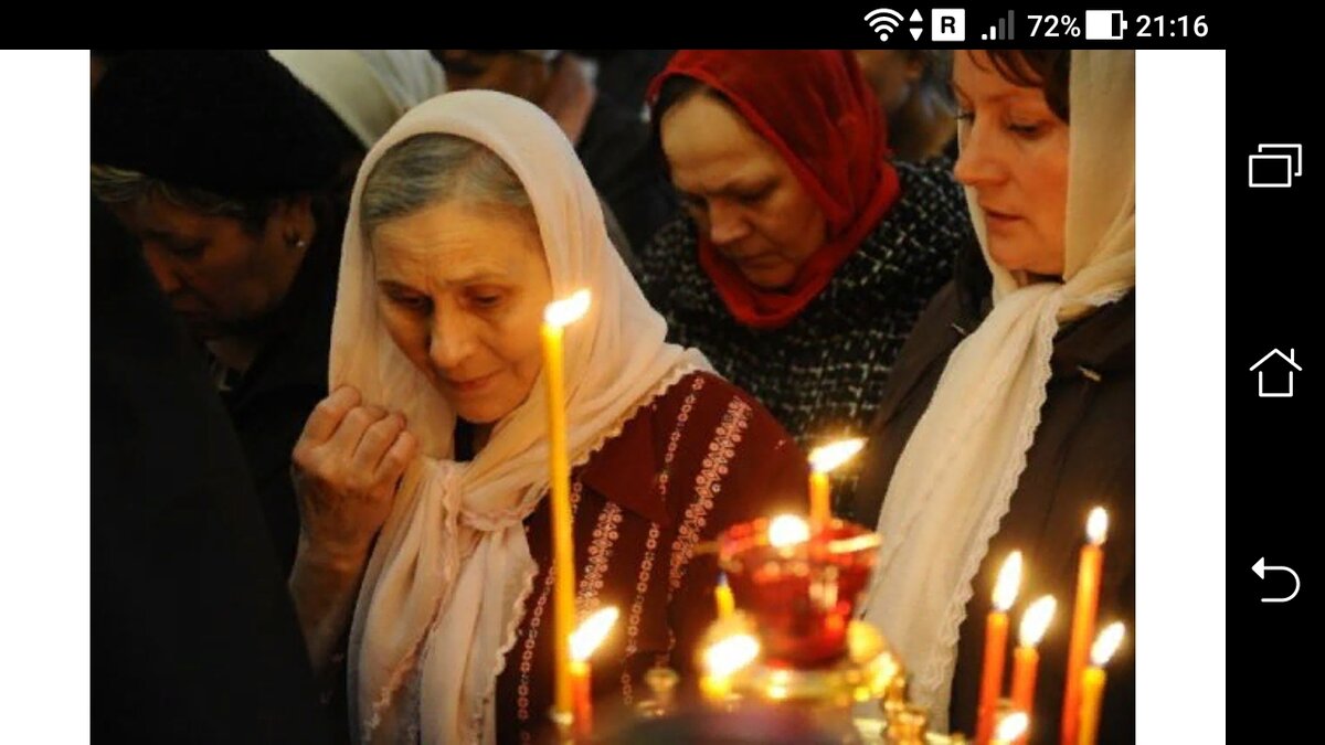 Приход женщины. Женщина молится в храме. Православная женщина в храме. Люди в храме. Пожилая женщина в церкви.