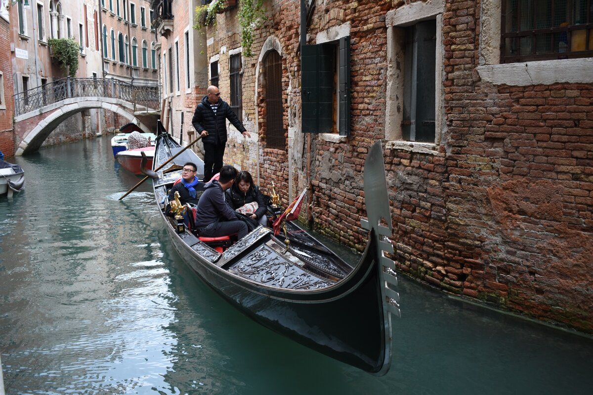 Прокатиться на гондоле стоит от 80 евро.