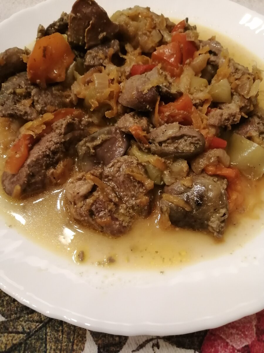 Нежнейшая куриная печень и сердечки с сочными овощами и ароматной зеленью - вкусный и полезный ужин за 30 минут.