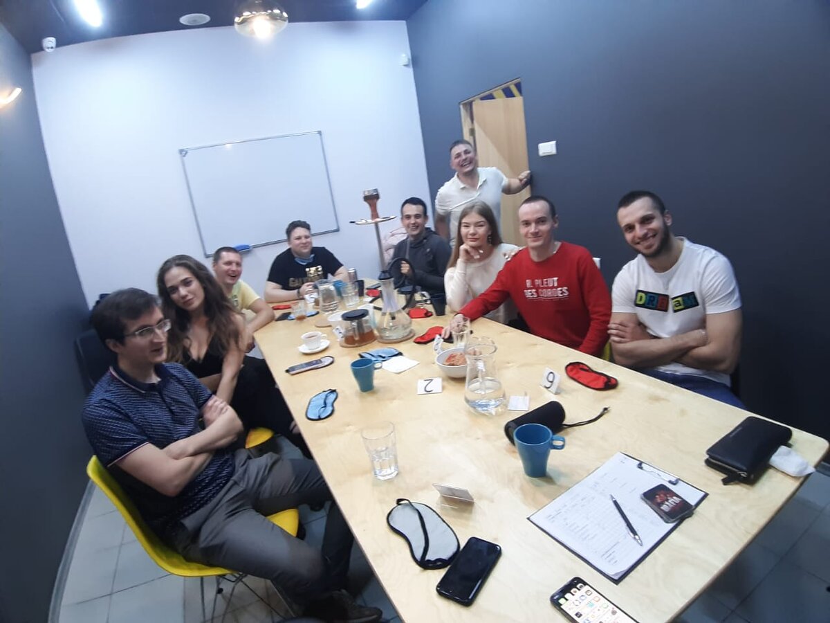 Коллектив всегда на позитиве, к этому располагает атмосфера заведений и сама игра «Мафия»