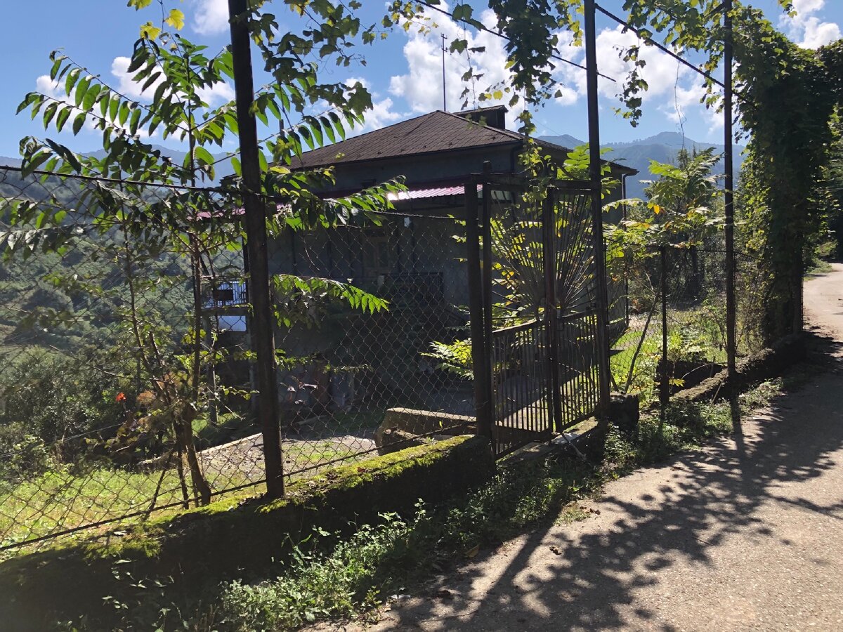 Этот дом с вполне приличным забором - проволочной сеткой