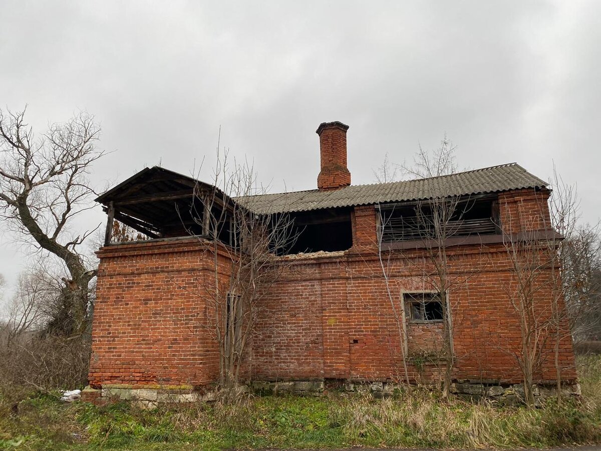 Вид со стороны , осенним днём