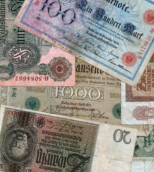 https://cdn.pixabay.com/photo/2013/03/14/12/36/money-93515_960_720.jpg