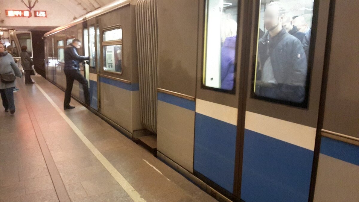 Вот такой "умник" решил всё-таки залезть в уходящий поезд. Двери закрыты, но поезд уехать не может. На табло таймер - 1:26 Станция метро Арбатская (АПЛ)