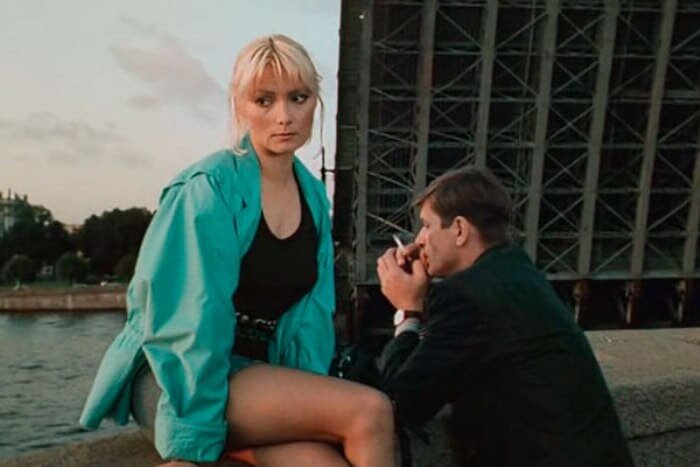 Кадр из фильма *Гений*, 1991 

Однажды на съемках фильма «Палач» режиссер Виктор Сергеев разговорился с одним из актеров, исполнявших эпизодическую роль, – Игорем Агеевым. Оказалось, что он пишет киносценарии, и по некоторым из них уже снимали фильмы. Режиссера заинтересовал сюжет, над которым в тот момент работал Агеев: бывший инженер НИИ, гениальный изобретатель Сергей Ненашев, в эпоху перестройки начал заниматься противозаконным бизнесом – используя свои изобретения, он организовывал финансовые аферы, жертвами которых становились бандиты, взяточники, спекулянты и прочие негодяи. Современный Робин Гуд показался режиссеру интересным персонажем, героем нового времени, и он загорелся идеей снять о нем фильм.