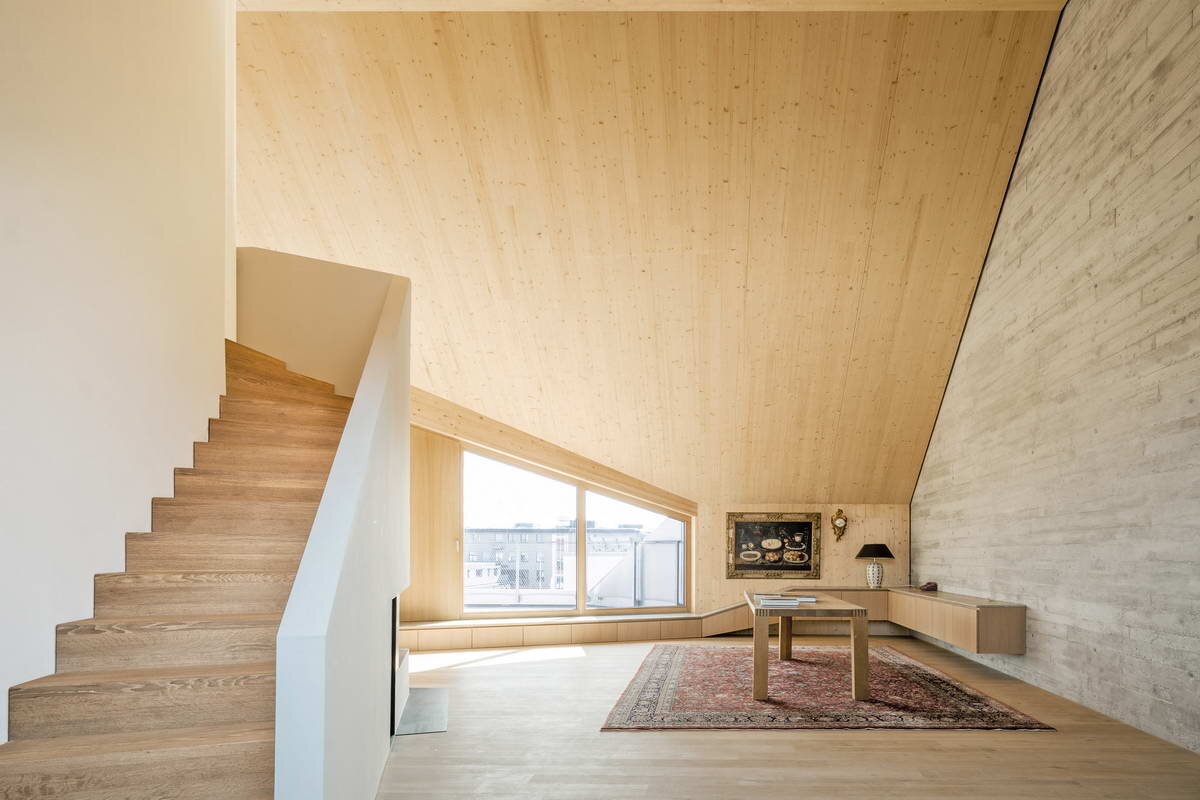 Авторы проекта применили кросс-ламинированную древесину, чтобы добавить новый светлый и просторный лофт в жилой квартал 1980-х годов в Мюнхене. Получивший название R11, проект оказался не таким простым, как кажется. Четырехэтажное здание с бетонным каркасом не было достаточно прочным, чтобы выдержать нагрузку дополнительного пола из-за слабого фундамента.