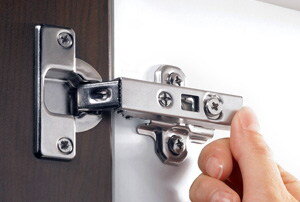 При изготовлении мебельных петель производители обязаны придерживаться строгих стандартов, связанных с безопасностью, обеспечением подвижного движения деталей мебели, а также соответствовать виду и назначению мебельного изделия. Наиболее качественными на сегодняшний день считаются соединительные элементы, изготовленные из латуни и стали. Они характеризуются долговечностью, надежностью, хорошим скольжением, устойчивостью к деформации и коррозии. Также немаловажным аспектом является простота монтажа, возможность корректировки фасада по вертикали, горизонтали и глубине. Учитывая все изложенные характеристики при замене петель, можно избежать неожиданностей во время проведения работ.