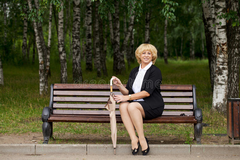 Женщина на скамейке в парке