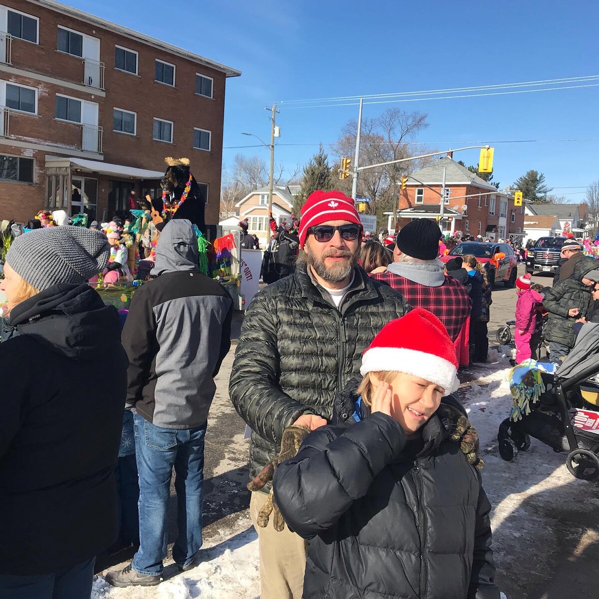 Сегодня, мороз крепчает в Норт Бее, маленьком городке на севере Канады. Но мы с Гришей, и с народом вышли на самый первый в нашем городке Рождественский парад! А значит - скоро Рождество! 