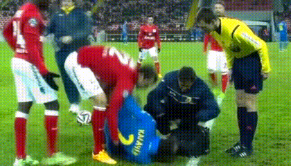 Дзюба "заботливо" перекладывает соперника за бровку