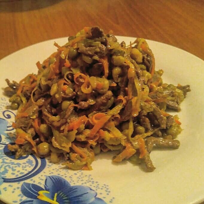 Салат обжорка с печенью и солеными огурцами. Как приготовить обжорку с печенью. Салат обжорка с печенью. Салат обжорка с печенью и солеными огурцами. Салат обжорка с куриной печенью.