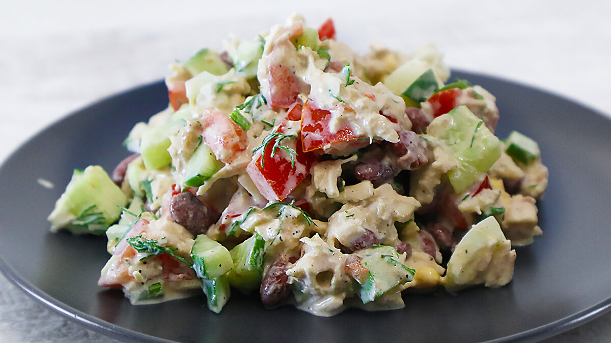 Салат бомж. Салат с куриной грудкой и фасолью. Салат с фасолью и курицей. Куриный салат с фасолью. Салат с фасолью и огурцом.