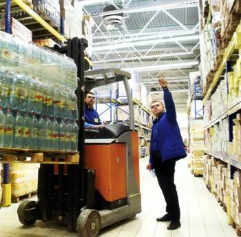  За последние пять-семь лет крупные поставщики продуктов для HoReCa значительно расширили спектр логистических услуг, что позволило вывести логистику в отдельное направление деятельности ряда компаний. Чем работа логистического оператора отличается от деятельности дистрибьютора? В каких случаях ресторанной сети нужна своя логистика, а когда ее выводят на аутсорсинг? И как сеть может контролировать поставки? В этих вопросах разбирался «FoodService».