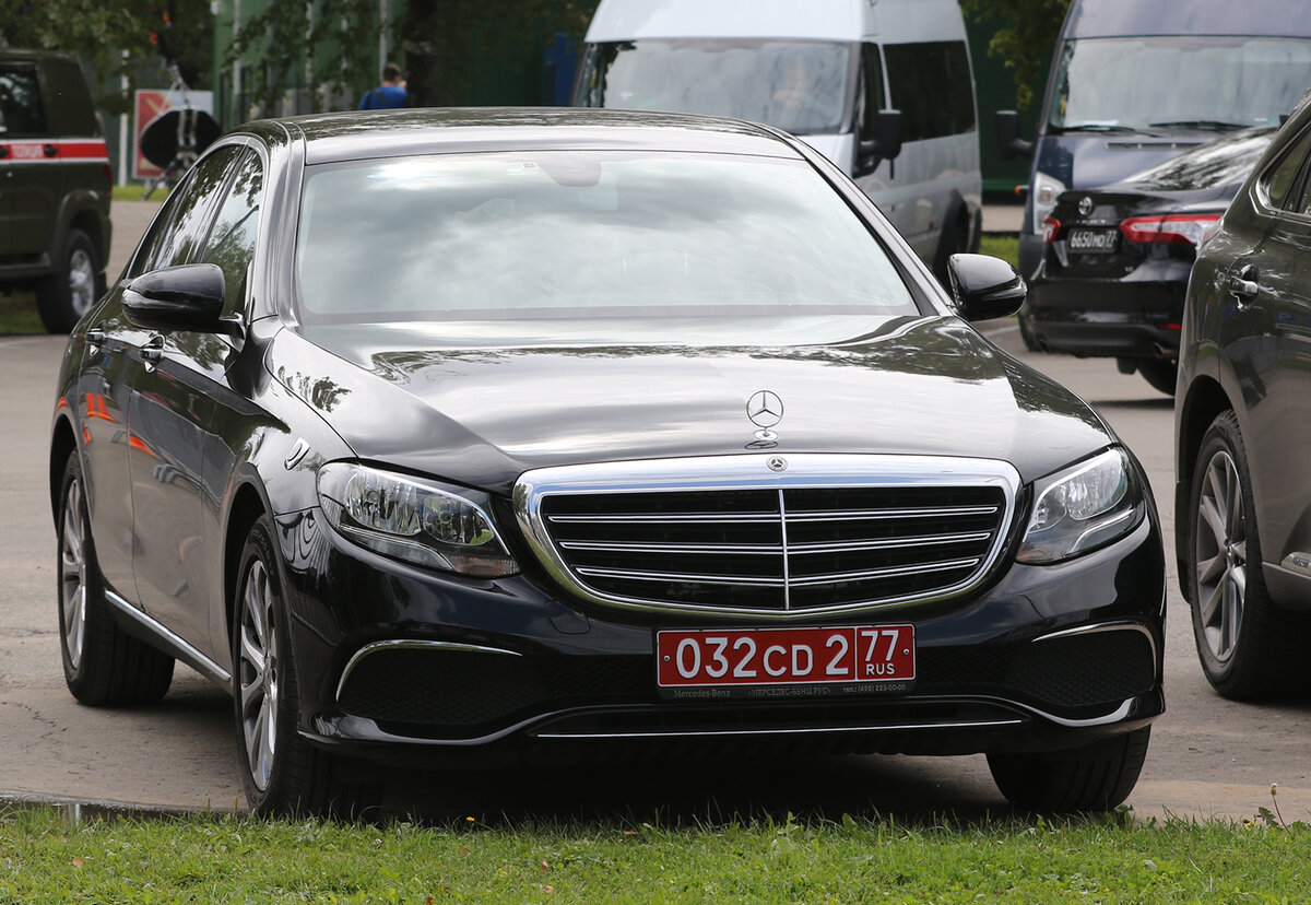 вторая машина посла Индии Д. Б. Венкатеш Варма 