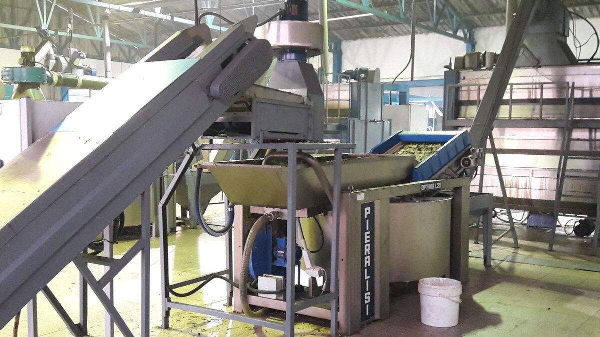 Так выглядит современный аппарат по переработке оливок в маслоНаша