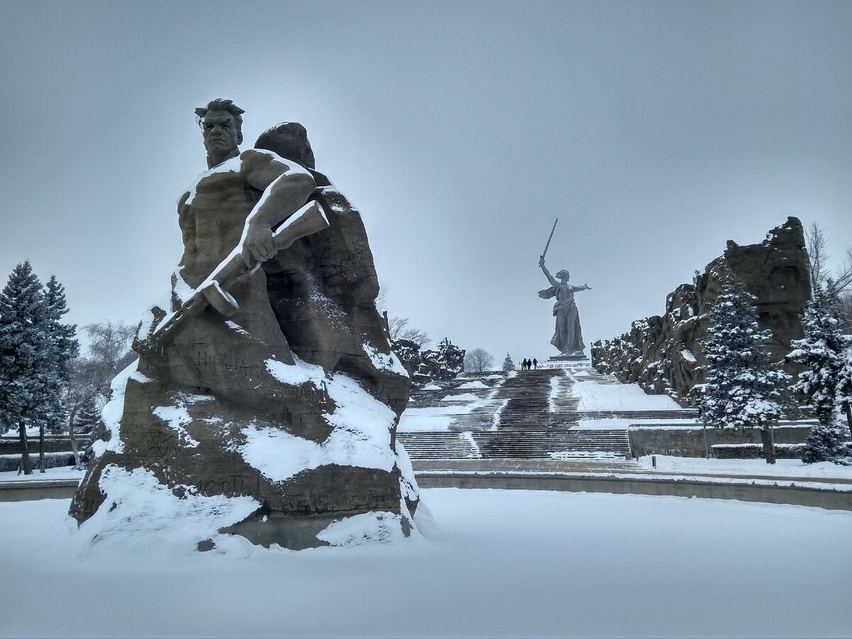 Энергетику архитектурного комплекса "Мамаев Курган" сравнить с чем-нибудь довольно сложно. Это очень величественное и героическое место.
