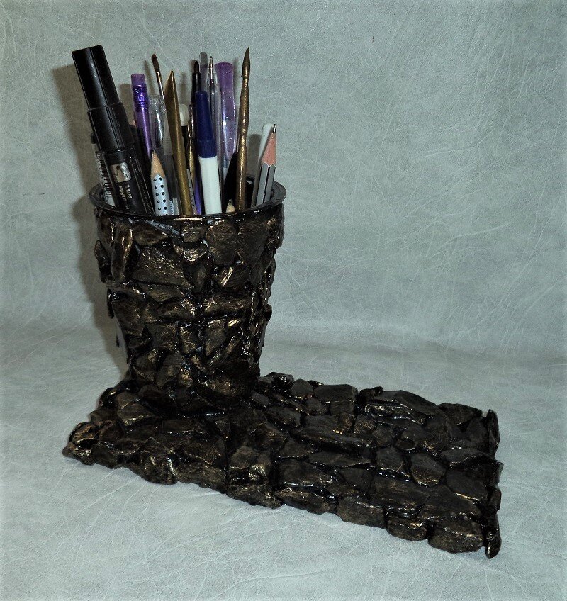 Карандашница из щебенки