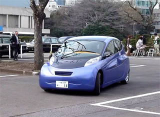 Его максимальная скорость достигает 180 км/ч, разгон с места до 100 км/ч занимает 5,4 секунды. Это пятиместный хэтчбек SIM-WIL выглядит странно даже на фоне многих спорных творений японских дизайнеров. Но эстетика разработчиков волновала мало. В первую очередь они стремились обеспечить минимальное аэродинамическое сопротивление. 