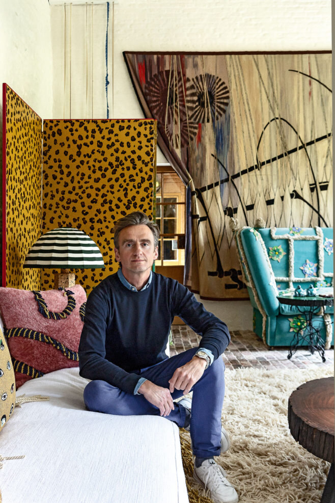 Жан-Филипп Демейер в своей гостиной. Ширма расписана другом хозяина; лампа с основанием из пробки, Бельгия, 1970‑е годы.