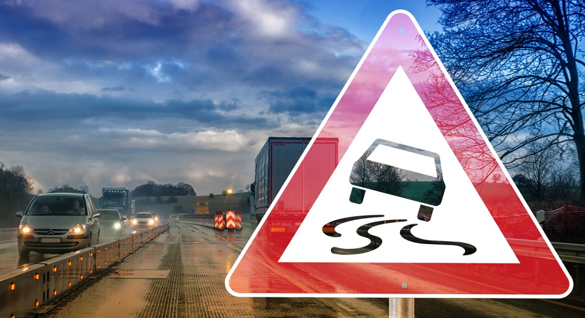 Частый недочёт водителей, который может привести водителей в плохую ситуацию на мокрой дороге