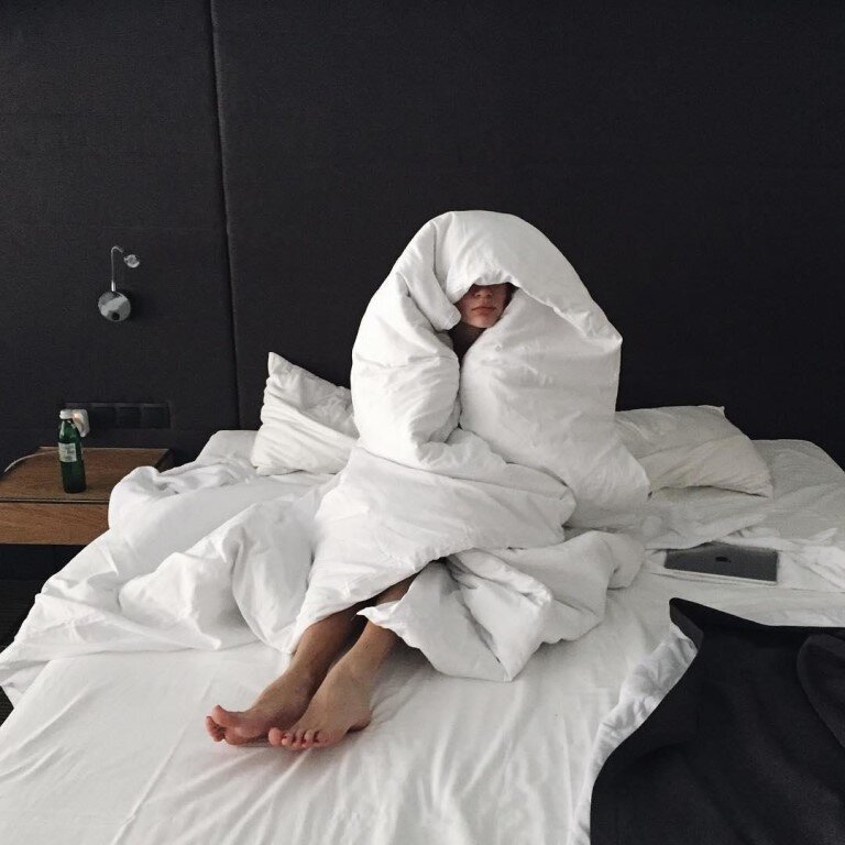 укутаться в плед. скала вопрос. одеяло. фотосессии под одеялом. совушка с пледом.