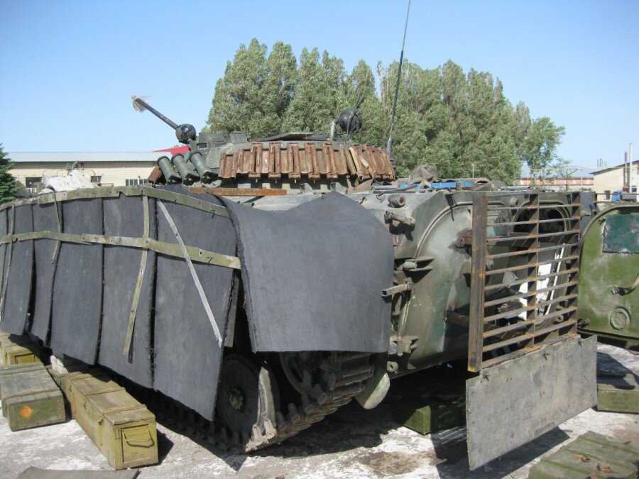 противокумулятивные решетки на дверцах десантного отсека, почти заводское исполнение! источник https://eastdiary.livejournal.com/199886.html