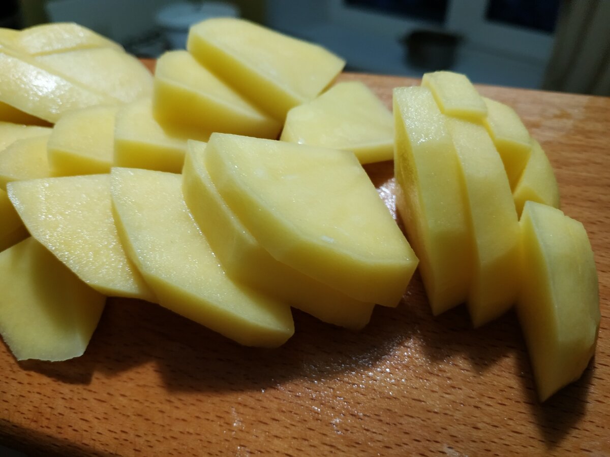 Нарезаем картофель