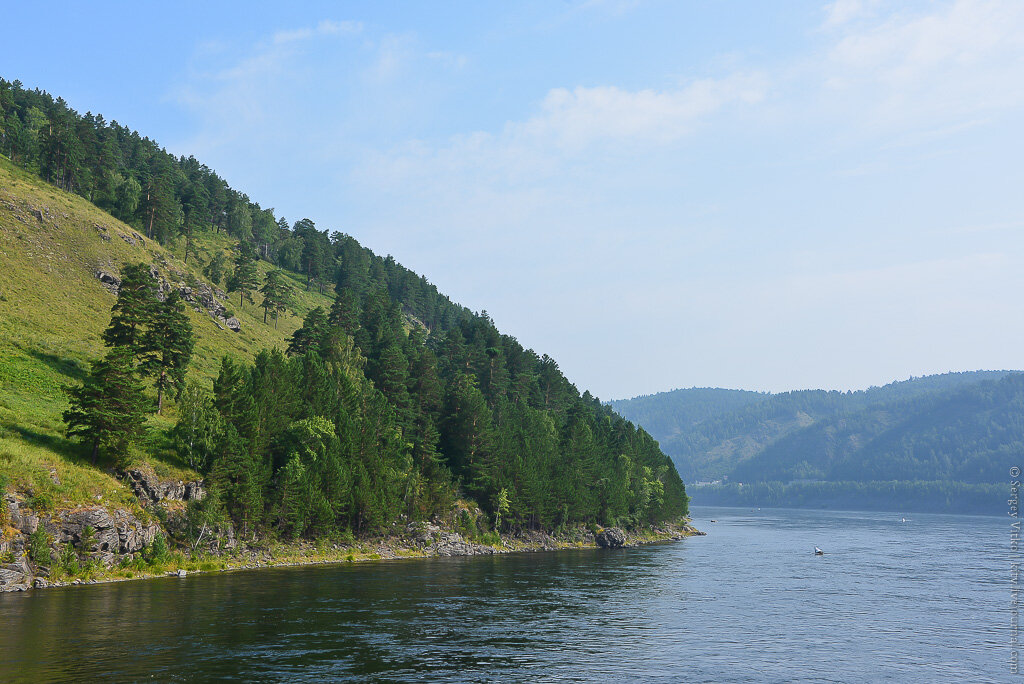  
После того как теплоход покидает границы Красноярска, большинство пассажиров теплохода отправляются спать, - сказывается раннее отправление в 7:00. Туристы, которых в этот раз заметно больше, и самые стойкие пассажиры продолжают загорать на палубах, разглядывая енисейские красоты.
