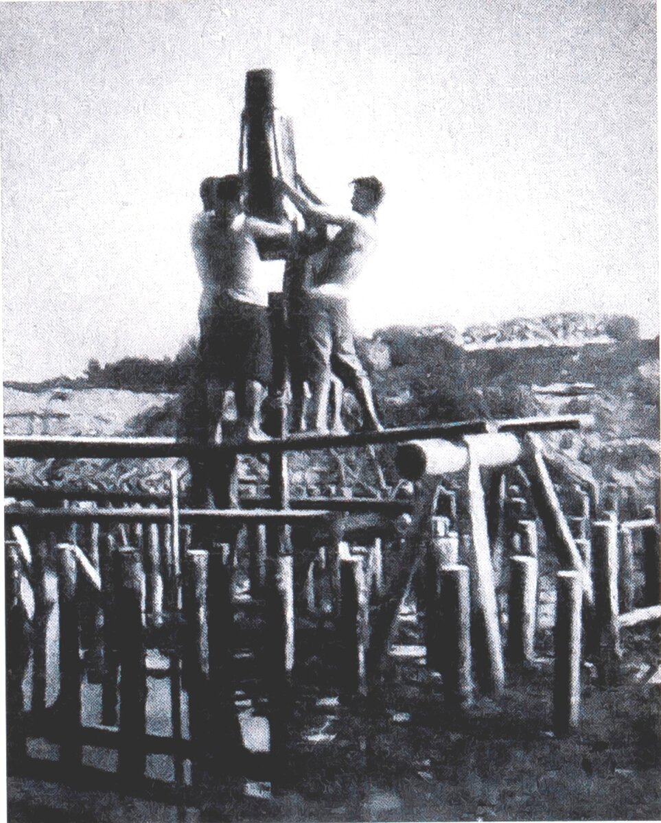 Забивка вручную свай гидростанции