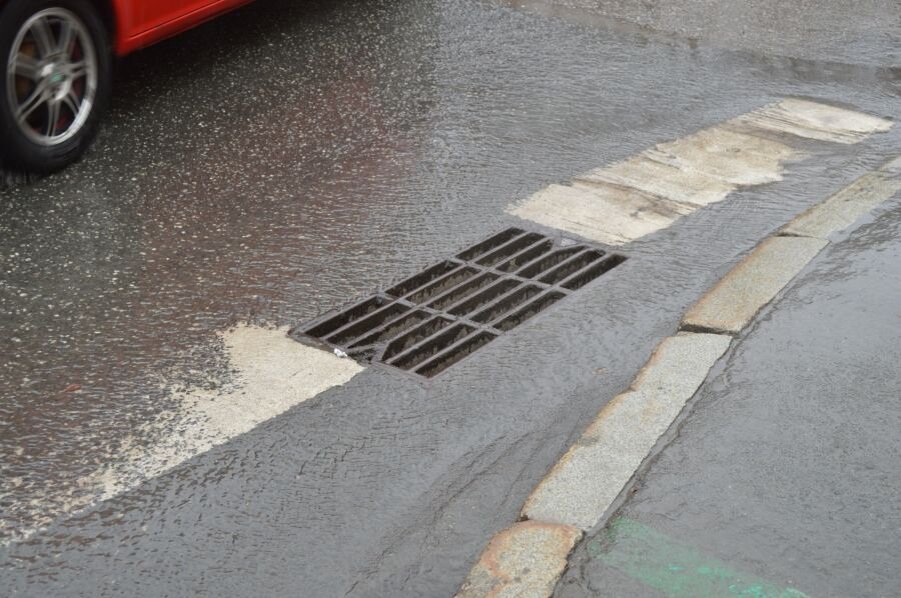 Aco водоотводные лотки. аквасток системы поверхностного водоотвода. дождевая канализация. грязеприемник ливневой канализации. лоток в газоне стандартпарк.