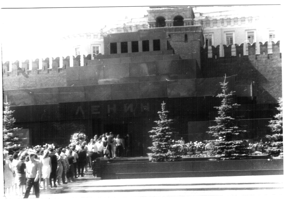 В советские годы очереди в Мавзолей были огромные. Начинались чуть ли не от Александровского сада. Взято из Яндекс - картинок.