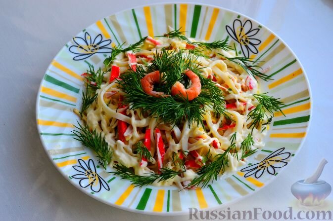 Салат с крабовыми палочками и кальмарами